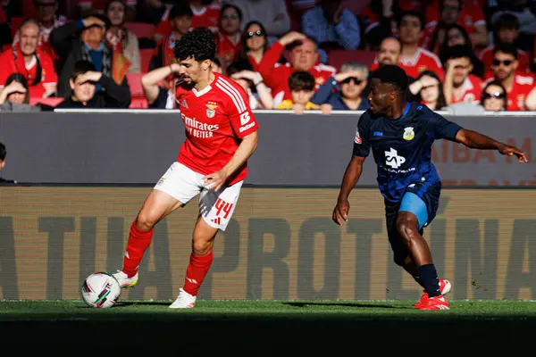 Tomas Araujo ve Morlaye Sylla Liga Portekiz maçı sırasında SL Benfica ve FC Arouca (Maciej Rogowski) takımları arasında görüldü.)