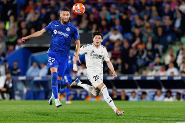 Domingos Duarte ve Fran Garcia, LaLiga EA SPORTS maçı sırasında Estadio Coliseum 'daki Getafe CF ve Real Madrid CF takımları arasında görüldü (Maciej Rogowski)