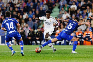 Vinicius Junior ve Omar Alderete, LaLiga EA SPORTS maçı sırasında Estadio Coliseum 'daki Getafe CF ve Real Madrid CF takımları arasında görüldü (Maciej Rogowski)