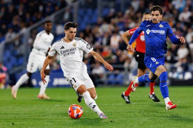 Brahim Diaz ve Mauro Arambarri, LaLiga EA SPORTS maçı sırasında Estadio Coliseum 'daki Getafe CF ve Real Madrid CF takımları arasında görüldü (Maciej Rogowski)