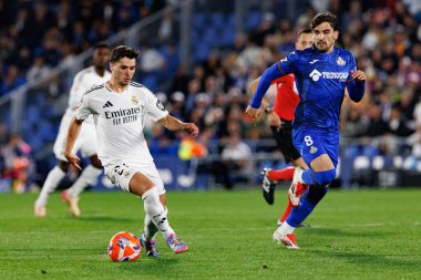Brahim Diaz ve Mauro Arambarri, LaLiga EA SPORTS maçı sırasında Estadio Coliseum 'daki Getafe CF ve Real Madrid CF takımları arasında görüldü (Maciej Rogowski)