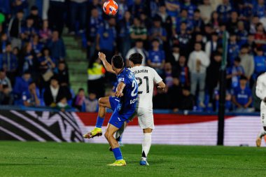 Juan Iglesias ve Brahim Diaz, LaLiga EA SPORTS maçı sırasında Estadio Coliseum 'daki Getafe CF ve Real Madrid CF takımları arasında görüldü (Maciej Rogowski)
