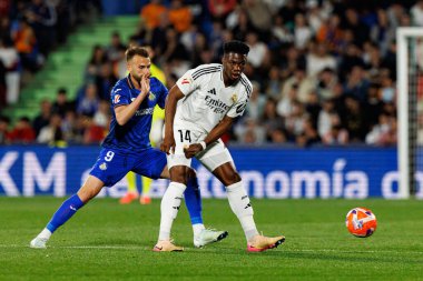 Estadio Coliseum 'daki Getafe CF ve Real Madrid CF takımları arasında oynanan LaLiga EA Spor Maçı sırasında Borja Belediye Başkanı ve Aurelien Tchouameni görüldü (Maciej Rogowski)