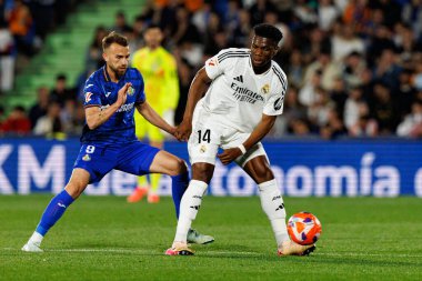 Estadio Coliseum 'daki Getafe CF ve Real Madrid CF takımları arasında oynanan LaLiga EA Spor Maçı sırasında Borja Belediye Başkanı ve Aurelien Tchouameni görüldü (Maciej Rogowski)