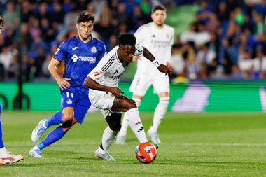 Ramon Terrat ve Vinicius Junior, LaLiga EA SPORTS maçı sırasında Estadio Coliseum 'daki Getafe CF ve Real Madrid CF takımları arasında görüldü (Maciej Rogowski)