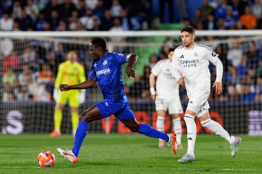 Djene ve Federico Valverde, LaLiga EA SPORTS maçı sırasında Estadio Coliseum 'da Getafe CF ve Real Madrid CF takımları arasında görüldü (Maciej Rogowski)