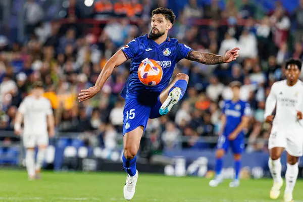 Omar Alderete, Estadio Coliseum 'daki Getafe CF ve Real Madrid CF takımları arasında LaLiga EA SPORTS maçı sırasında görüldü (Maciej Rogowski)