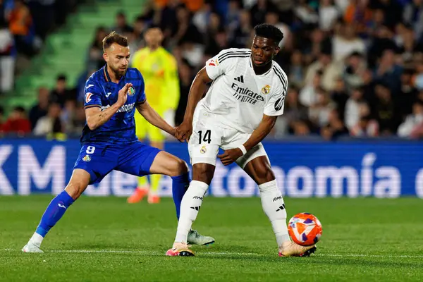 Estadio Coliseum 'daki Getafe CF ve Real Madrid CF takımları arasında oynanan LaLiga EA Spor Maçı sırasında Borja Belediye Başkanı ve Aurelien Tchouameni görüldü (Maciej Rogowski)