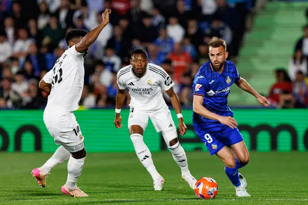 David Alaba ve Borja Belediye Başkanı LaLiga EA SPORTS maçı sırasında Estadio Coliseum 'daki Getafe CF ve Real Madrid CF takımları arasında görüldü (Maciej Rogowski)