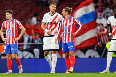 Florian Lejeune ve Antoine Griezmann, LaLiga EA SPORTS maçı sırasında Estadio Civitas Metropolitano 'daki Atletico de Madrid ve Rayo Vallecano takımları arasında görüldü (Maciej Rogowski)
