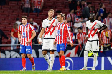 Florian Lejeune ve Antoine Griezmann, LaLiga EA SPORTS maçı sırasında Estadio Civitas Metropolitano 'daki Atletico de Madrid ve Rayo Vallecano takımları arasında görüldü (Maciej Rogowski)