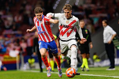 Julian Alvarez ve Josep Chavarria LaLiga EA SPORTS maçı sırasında Estadio Civitas Metropolitano 'da Atletico de Madrid ve Rayo Vallecano takımları arasında görüldü (Maciej Rogowski)