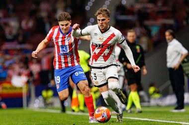 Julian Alvarez ve Josep Chavarria LaLiga EA SPORTS maçı sırasında Estadio Civitas Metropolitano 'da Atletico de Madrid ve Rayo Vallecano takımları arasında görüldü (Maciej Rogowski)