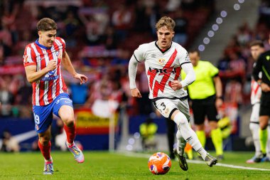 Julian Alvarez ve Josep Chavarria LaLiga EA SPORTS maçı sırasında Estadio Civitas Metropolitano 'da Atletico de Madrid ve Rayo Vallecano takımları arasında görüldü (Maciej Rogowski)