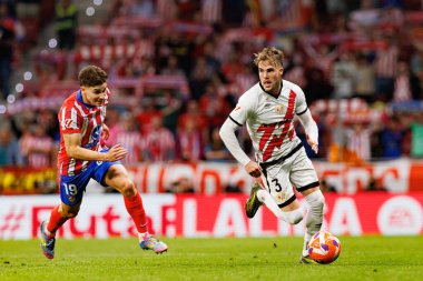 Julian Alvarez ve Josep Chavarria LaLiga EA SPORTS maçı sırasında Estadio Civitas Metropolitano 'da Atletico de Madrid ve Rayo Vallecano takımları arasında görüldü (Maciej Rogowski)