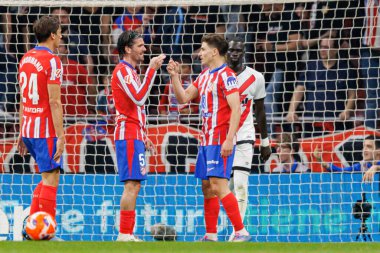 Rodrigo de Paul ve Julian Alvarez, Estadio Civitas Metropolitano 'daki Atletico de Madrid ve Rayo Vallecano takımları arasında oynanan LaLiga EA Spor maçında gol attıktan sonra kutlama yaparken görüldü (Maciej Rogowski))