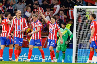 Julian Alvarez, Estadio Civitas Metropolitano 'daki Atletico de Madrid ve Rayo Vallecano takımları arasında oynanan LaLiga EA SPORTS maçında gol attıktan sonra kutlama yaparken görüldü (Maciej Rogowski)