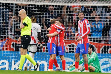 Antoine Griezmann ve Julian Alvarez, Estadio Civitas Metropolitano 'daki Atletico de Madrid ve Rayo Vallecano takımları arasında oynanan LaLiga EA Spor maçında gol attıktan sonra kutlama yaparken görüldü (Maciej Rogowski))