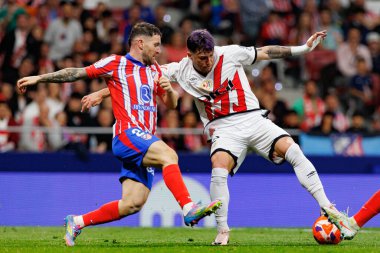Javi Galan ve Andrei Ratiu, LaLiga EA SPORTS maçı sırasında Estadio Civitas Metropolitano 'daki Atletico de Madrid ve Rayo Vallecano takımları arasında görüldü (Maciej Rogowski)
