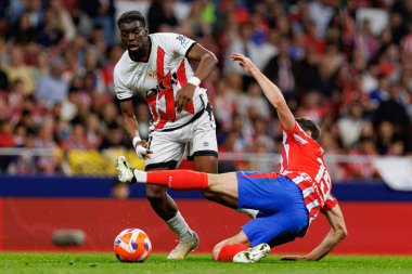 Randy Nteka ve Clement Lenglet LaLiga EA SPORTS maçı sırasında Estadio Civitas Metropolitano 'daki Atletico de Madrid ve Rayo Vallecano takımları arasında görüldü (Maciej Rogowski)