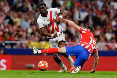 Randy Nteka ve Clement Lenglet LaLiga EA SPORTS maçı sırasında Estadio Civitas Metropolitano 'daki Atletico de Madrid ve Rayo Vallecano takımları arasında görüldü (Maciej Rogowski)