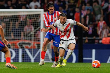 Rodrigo De Paul ve Alfonso Espino Pacha, Estadio Civitas Metropolitano 'daki Atletico de Madrid ve Rayo Vallecano takımları arasında LaLiga EA SPORTS maçı sırasında görüldü (Maciej Rogowski)