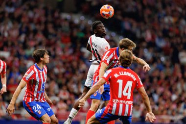 Randy Nteka ve Pablo Barrios, LaLiga EA SPORTS maçı sırasında Estadio Civitas Metropolitano 'da Atletico de Madrid ve Rayo Vallecano takımları arasında görüldü (Maciej Rogowski)