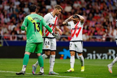 Augusto Batalla ve Florian Lejeune, Atletico de Madrid ve Rayo Vallecano takımları arasında Estadio Civitas Metropolitano 'da (Maciej Rogowski)