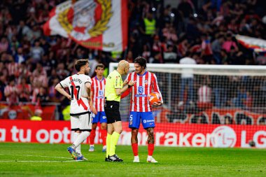 Unai Lopez, Pablo Gonzalez Fuertes ve Rodrigo de Paul Estadio Civitas Metropolitano 'daki Atletico de Madrid ve Rayo Vallecano takımları arasında LaLiga EA SPORTS maçı sırasında görüldü (Maciej Rogowski)