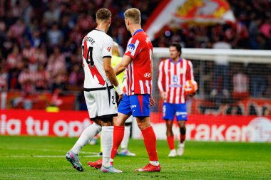 Florian Lejeune ve Alexander Sorloth, LaLiga EA SPORTS maçı sırasında Estadio Civitas Metropolitano 'daki Atletico de Madrid ve Rayo Vallecano takımları arasında görüldü (Maciej Rogowski)