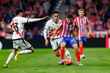 Pedro Diaz ve Julian Alvarez LaLiga EA SPORTS maçı sırasında Estadio Civitas Metropolitano 'da Atletico de Madrid ve Rayo Vallecano takımları arasında görüldü (Maciej Rogowski)