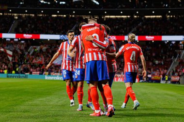 Atletico oyuncuları, Atletico de Madrid ve Estadio Civitas Metropolitano 'daki Rayo Vallecano takımları arasında oynanan LaLiga EA SPORTS maçında Alexander Sorloth' tan gol üstüne gol atarken görüldü (Maciej Rogowski))