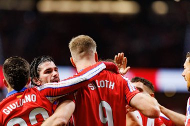 Atletico oyuncuları, Atletico de Madrid ve Estadio Civitas Metropolitano 'daki Rayo Vallecano takımları arasında oynanan LaLiga EA SPORTS maçında Alexander Sorloth' tan gol üstüne gol atarken görüldü (Maciej Rogowski))