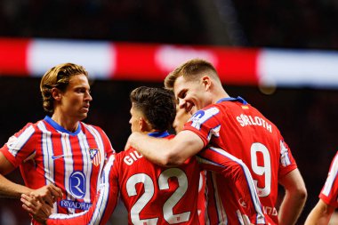 Atletico oyuncuları, Atletico de Madrid ve Estadio Civitas Metropolitano 'daki Rayo Vallecano takımları arasında oynanan LaLiga EA SPORTS maçında Alexander Sorloth' tan gol üstüne gol atarken görüldü (Maciej Rogowski))