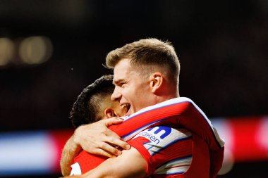 Giuliano Simeone ve Alexander Sorloth, Estadio Civitas Metropolitano 'daki Atletico de Madrid ve Rayo Vallecano takımları arasındaki LaLiga EA SPORTS maçında gol attıktan sonra kutlama yaparken görüldü (Maciej Rogowski))