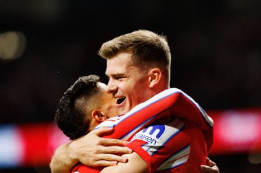 Giuliano Simeone ve Alexander Sorloth, Estadio Civitas Metropolitano 'daki Atletico de Madrid ve Rayo Vallecano takımları arasındaki LaLiga EA SPORTS maçında gol attıktan sonra kutlama yaparken görüldü (Maciej Rogowski))