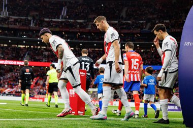 Andrei Ratiu, Florian Lejeune ve Pedro Diaz Atletico de Madrid ve Rayo Vallecano takımları arasında Estadio Civitas Metropolitano 'da (Maciej Rogowski)