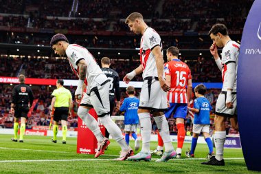 Andrei Ratiu, Florian Lejeune ve Pedro Diaz Atletico de Madrid ve Rayo Vallecano takımları arasında Estadio Civitas Metropolitano 'da (Maciej Rogowski)