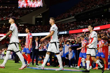 Andrei Ratiu, Florian Lejeune ve Pedro Diaz Atletico de Madrid ve Rayo Vallecano takımları arasında Estadio Civitas Metropolitano 'da (Maciej Rogowski)