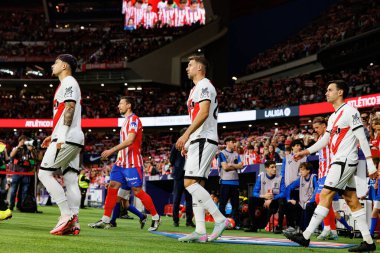 Andrei Ratiu, Florian Lejeune ve Pedro Diaz Atletico de Madrid ve Rayo Vallecano takımları arasında Estadio Civitas Metropolitano 'da (Maciej Rogowski)