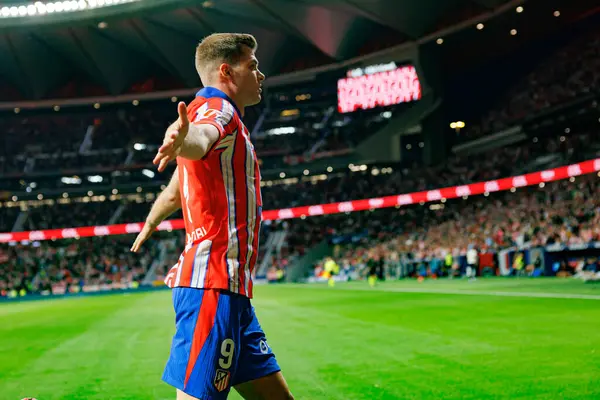 Alexander Sorloth, Estadio Civitas Metropolitano 'daki Atletico de Madrid ve Rayo Vallecano takımları arasındaki LaLiga EA SPORTS maçında gol attıktan sonra kutlama yaparken görüldü (Maciej Rogowski)