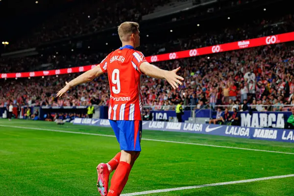 Alexander Sorloth, Estadio Civitas Metropolitano 'daki Atletico de Madrid ve Rayo Vallecano takımları arasındaki LaLiga EA SPORTS maçında gol attıktan sonra kutlama yaparken görüldü (Maciej Rogowski)