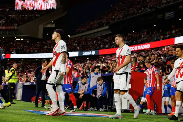 Andrei Ratiu ve Florian Lejeune, Atletico de Madrid ve Rayo Vallecano takımları arasında Estadio Civitas Metropolitano 'da (Maciej Rogowski)