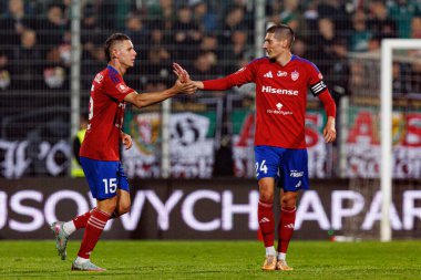 Jesus Diaz ve Zoran Arseniç, Stadyum Rakowa Czestochowa 'da (Maciej Rogowski) Rakow Czestochowa ve Slask Wroclaw takımları arasında oynanan PKO BP Ekstraklasa maçında gol attıktan sonra kutlama yaparken görüldü.)