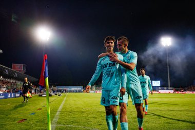 Arnau Ortiz ve Henrik Udahl, Stadion Rakowa Czestochowa 'da (Maciej Rogowski) Rakow Czestochowa ve Slask Wroclaw takımları arasında oynanan PKO BP Ekstraklasa maçında gol attıktan sonra kutlama yaparken görüldü.)