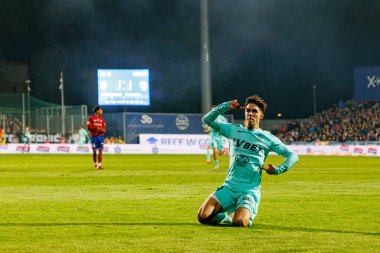 Arnau Ortiz, Stadion Rakowa Czestochowa 'daki Rakow Czestochowa ve Slask Wroclaw takımları arasında oynanan PKO BP Ekstraklasa maçında gol attıktan sonra kutlama yaparken görüldü (Maciej Rogowski))