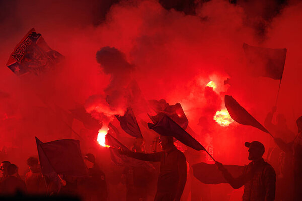 Фанатов Ракова видели во время матча PKO BP Ekstraklasa между командами Ракова Ченстохова и Сласка Вроцлава на стадионе Ракова Ченстохова (Мацей Роговски))
