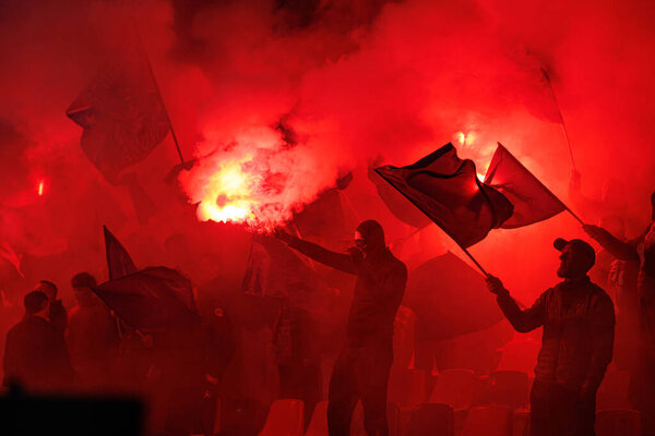 Фанатов Ракова видели во время матча PKO BP Ekstraklasa между командами Ракова Ченстохова и Сласка Вроцлава на стадионе Ракова Ченстохова (Мацей Роговски))