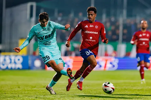 Jakub Jezierski ve Adriano Amorim, PKO BP Ekstraklasa maçında Rakow Czestochowa ve Slask Wroclaw takımları arasında Stadion Rakowa Czestochowa (Maciej Rogowski)