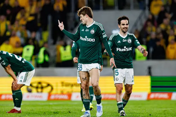 Marc Gual, PKO BP Ekstraklasa maçında Arena Katowice 'deki GKS Katowice ve Legia Warszawa takımları arasında attığı golü kutlarken görüldü (Maciej Rogowski)